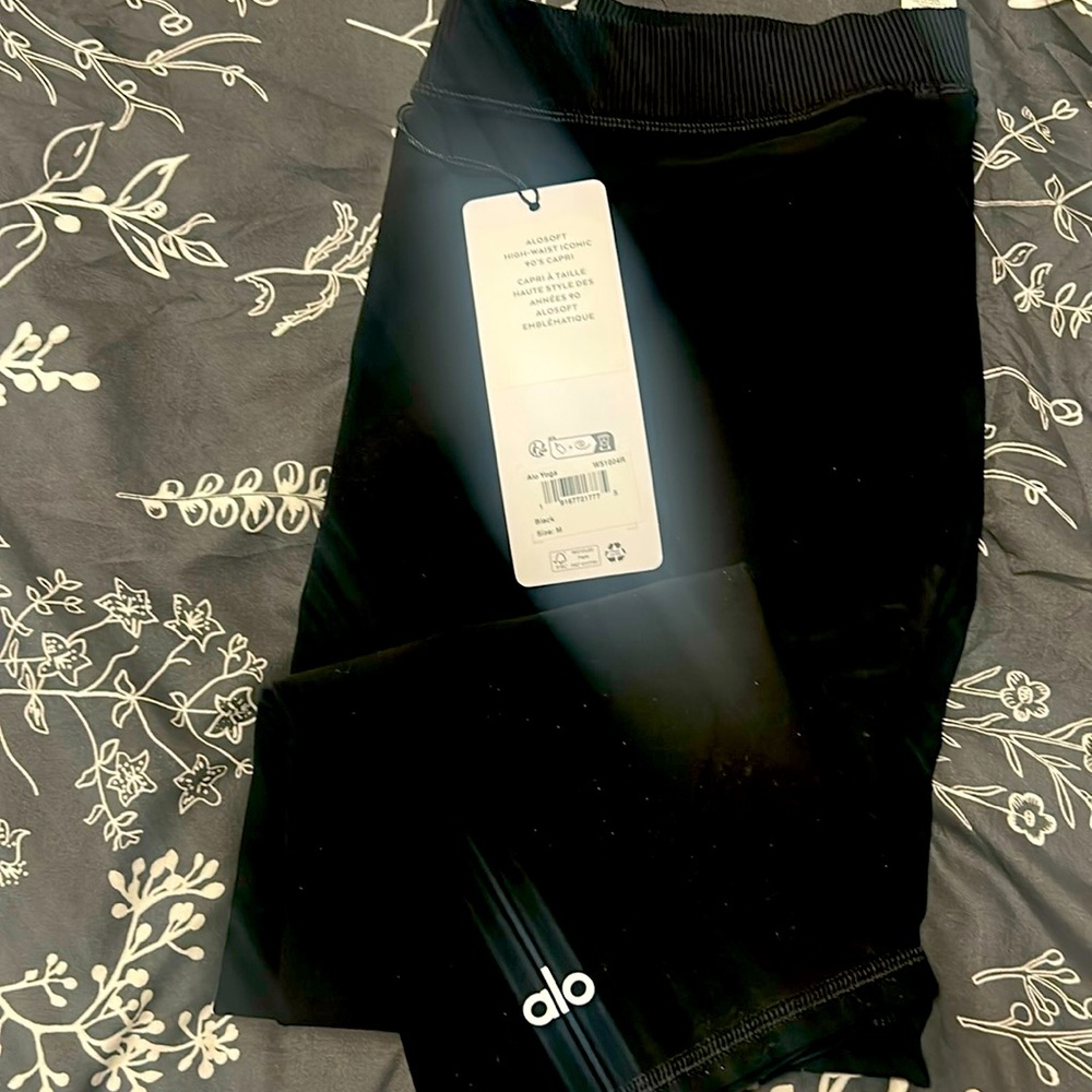 NWT Alosoft high-waist iconic 90’s capri